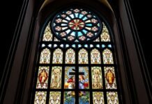 El Fascinante Mundo de los Vitrales en las Iglesias Católicas The Fascinating World of Stained Glass in Catholic Churches