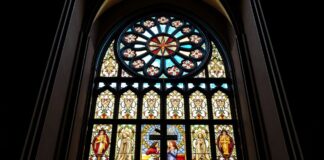 El Fascinante Mundo de los Vitrales en las Iglesias Católicas The Fascinating World of Stained Glass in Catholic Churches