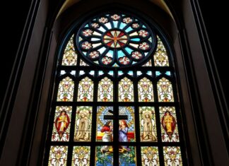 El Fascinante Mundo de los Vitrales en las Iglesias Católicas The Fascinating World of Stained Glass in Catholic Churches